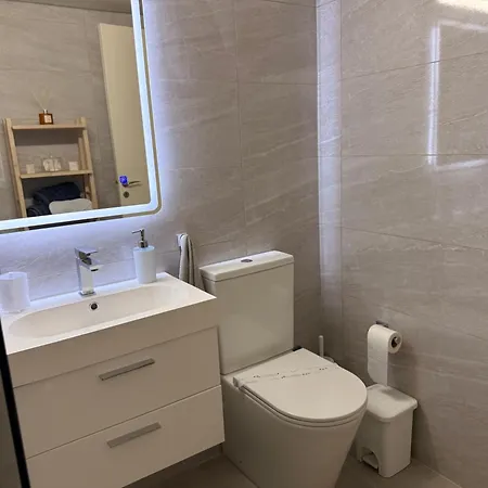 Apartament Queens Gardens - Kato - Next To Kings Ave Mall --- By Yiota *