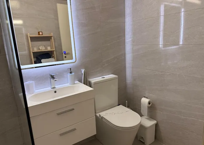 Apartament Queens Gardens - Kato - Next To Kings Ave Mall --- By Yiota *