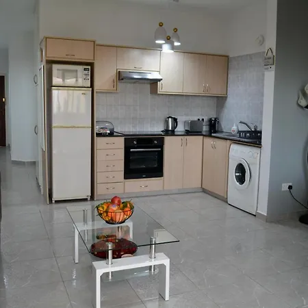 Apartament Queens Gardens - Kato - Next To Kings Ave Mall --- By Yiota Paphos