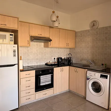 Lägenhet Queens Gardens - Kato - Next To Kings Ave Mall --- By Yiota Paphos