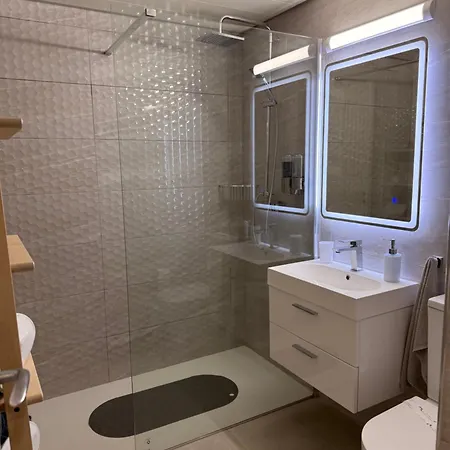 Lägenhet Queens Gardens - Kato - Next To Kings Ave Mall --- By Yiota *