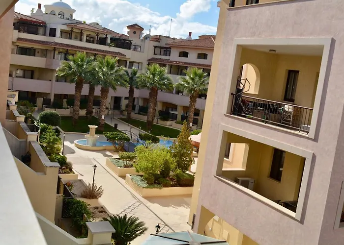 Queens Gardens - Kato - Next To Kings Ave Mall --- By Yiota Apartamento *