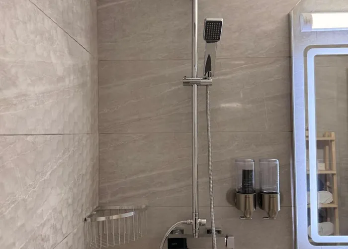 Apartamento Queens Gardens - Kato - Next To Kings Ave Mall --- By Yiota