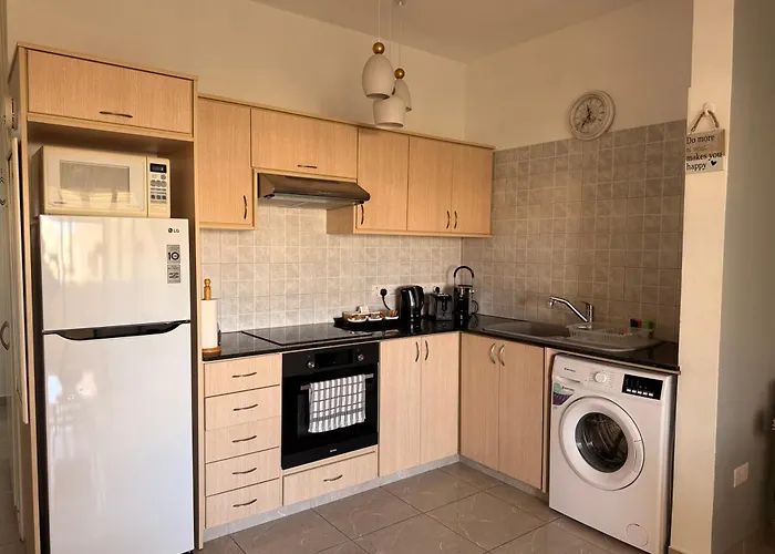 Apartamento Queens Gardens - Kato - Next To Kings Ave Mall --- By Yiota Paphos