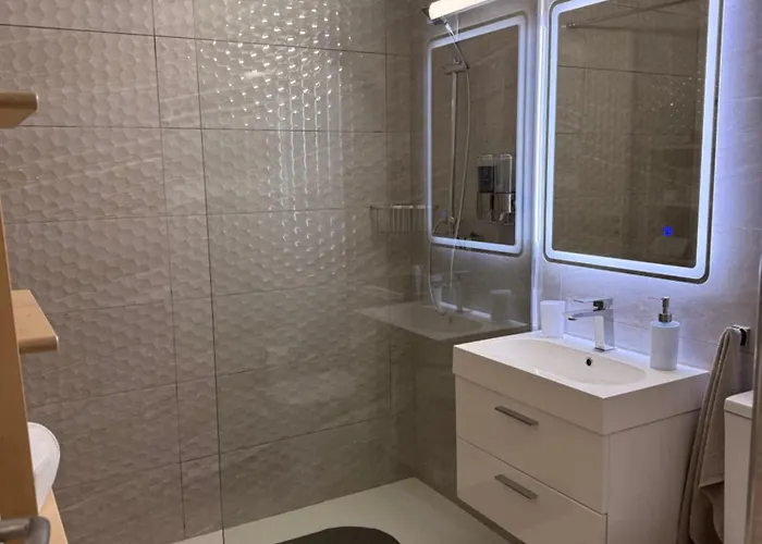 Apartamento Queens Gardens - Kato - Next To Kings Ave Mall --- By Yiota *