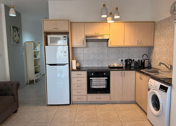 Queens Gardens - Kato - Next To Kings Ave Mall --- By Yiota Apartamento Paphos